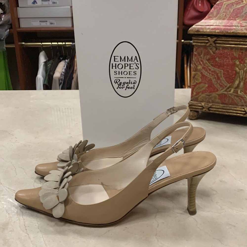 LIKE NEW EMMA HOPE REGALIA FOR FEET CAMEL LEATHER SLINGBACKS ROWS OF PETALS 8.5